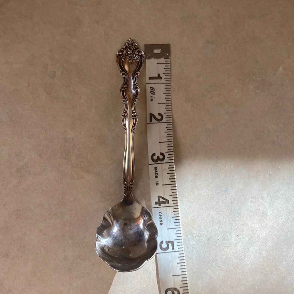 🌼🌿Beautiful international silver plate sugar spoon approximately 5” long🌼🌿